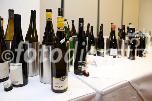 (C) fotodienst/Anna Rauchenberger - Wien, 14.05.2008 - Unter dem Titel 'The Austrian Wines' veröffentlicht die Hotelgruppe Vienna International Hotelmanagement AG ihr erstes Weinbuch. Auf 260 Seite erfährt der Leser Wissenswertes über die 16 Weinbaugebiete Österreichs, lernt Winzerinnen und Winzer kennen und bekommt Lust auf insgesamt  143 österreichische Weine. FOTO: Weinsorten aus ganz Österreich