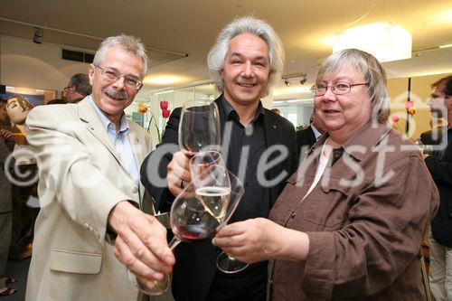 (C) fotodienst/Anna Rauchenberger - Wien, 14.05.2008 - Unter dem Titel 'The Austrian Wines' veröffentlicht die Hotelgruppe Vienna International Hotelmanagement AG ihr erstes Weinbuch. Auf 260 Seite erfährt der Leser Wissenswertes über die 16 Weinbaugebiete Österreichs, lernt Winzerinnen und Winzer kennen und bekommt Lust auf insgesamt  143 österreichische Weine. FOTO v.l.: Dr. Walter Kutscher (Weinexperte), Rudolf Tucek (CEO Vienna International Hotelmanagement AG), Dr. Christa Hanten (Textgestaltung für das Weinbuch)