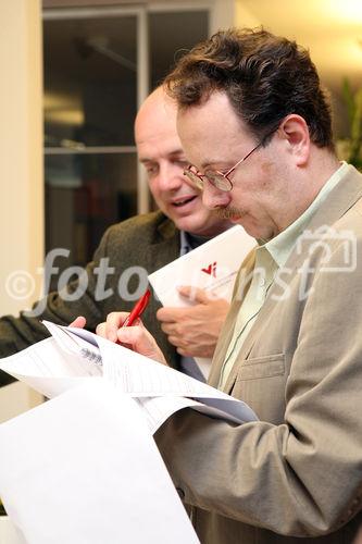 (C) fotodienst/Anna Rauchenberger - Wien, 14.05.2008 - Unter dem Titel 'The Austrian Wines' veröffentlicht die Hotelgruppe Vienna International Hotelmanagement AG ihr erstes Weinbuch. Auf 260 Seite erfährt der Leser Wissenswertes über die 16 Weinbaugebiete Österreichs, lernt Winzerinnen und Winzer kennen und bekommt Lust auf insgesamt  143 österreichische Weine. FOTO: Gäste