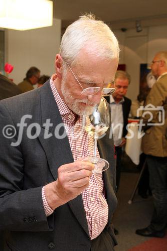 (C) fotodienst/Anna Rauchenberger - Wien, 14.05.2008 - Unter dem Titel 'The Austrian Wines' veröffentlicht die Hotelgruppe Vienna International Hotelmanagement AG ihr erstes Weinbuch. Auf 260 Seite erfährt der Leser Wissenswertes über die 16 Weinbaugebiete Österreichs, lernt Winzerinnen und Winzer kennen und bekommt Lust auf insgesamt  143 österreichische Weine. FOTO: Gäste