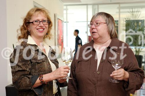 (C) fotodienst/Anna Rauchenberger - Wien, 14.05.2008 - Unter dem Titel 'The Austrian Wines' veröffentlicht die Hotelgruppe Vienna International Hotelmanagement AG ihr erstes Weinbuch. Auf 260 Seite erfährt der Leser Wissenswertes über die 16 Weinbaugebiete Österreichs, lernt Winzerinnen und Winzer kennen und bekommt Lust auf insgesamt  143 österreichische Weine. FOTO: Gäste