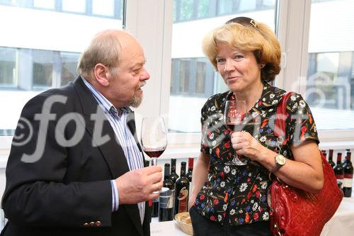 (C) fotodienst/Anna Rauchenberger - Wien, 14.05.2008 - Unter dem Titel 'The Austrian Wines' veröffentlicht die Hotelgruppe Vienna International Hotelmanagement AG ihr erstes Weinbuch. Auf 260 Seite erfährt der Leser Wissenswertes über die 16 Weinbaugebiete Österreichs, lernt Winzerinnen und Winzer kennen und bekommt Lust auf insgesamt  143 österreichische Weine. FOTO: Gäste