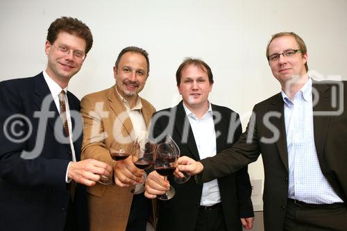 (C) fotodienst/Anna Rauchenberger - Wien, 14.05.2008 - Unter dem Titel 'The Austrian Wines' veröffentlicht die Hotelgruppe Vienna International Hotelmanagement AG ihr erstes Weinbuch. Auf 260 Seite erfährt der Leser Wissenswertes über die 16 Weinbaugebiete Österreichs, lernt Winzerinnen und Winzer kennen und bekommt Lust auf insgesamt  143 österreichische Weine. FOTO: Gäste