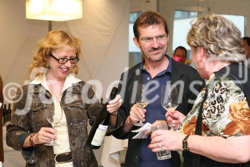 (C) fotodienst/Anna Rauchenberger - Wien, 14.05.2008 - Unter dem Titel 'The Austrian Wines' veröffentlicht die Hotelgruppe Vienna International Hotelmanagement AG ihr erstes Weinbuch. Auf 260 Seite erfährt der Leser Wissenswertes über die 16 Weinbaugebiete Österreichs, lernt Winzerinnen und Winzer kennen und bekommt Lust auf insgesamt  143 österreichische Weine. FOTO: Gäste