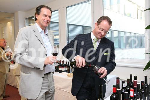 (C) fotodienst/Anna Rauchenberger - Wien, 14.05.2008 - Unter dem Titel 'The Austrian Wines' veröffentlicht die Hotelgruppe Vienna International Hotelmanagement AG ihr erstes Weinbuch. Auf 260 Seite erfährt der Leser Wissenswertes über die 16 Weinbaugebiete Österreichs, lernt Winzerinnen und Winzer kennen und bekommt Lust auf insgesamt  143 österreichische Weine. FOTO: Gäste