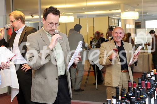 (C) fotodienst/Anna Rauchenberger - Wien, 14.05.2008 - Unter dem Titel 'The Austrian Wines' veröffentlicht die Hotelgruppe Vienna International Hotelmanagement AG ihr erstes Weinbuch. Auf 260 Seite erfährt der Leser Wissenswertes über die 16 Weinbaugebiete Österreichs, lernt Winzerinnen und Winzer kennen und bekommt Lust auf insgesamt  143 österreichische Weine. FOTO: Gäste