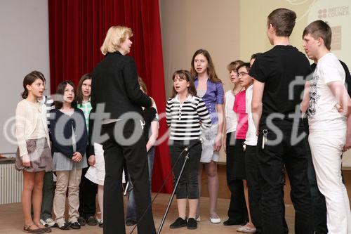 (C) fotodienst/Anna Rauchenberger - Wien, 09.05.2008 - Bundesministerium für europäische und internationale Angelegenheiten: Launch-Veranstaltung zu Alter Ego ? Europäischer Kunstwettbewerb für Jugendliche. FOTO: Beitrag von Schülern als Vertreter verschiedener Wiener Schulen, in denen europäische Sprachen unterrichtet werden 