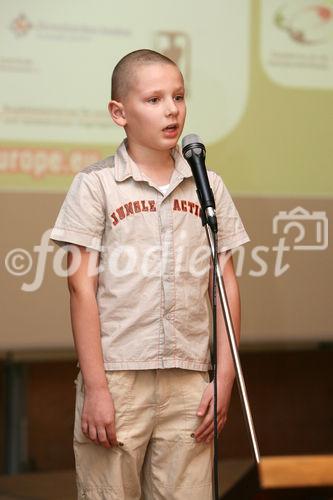 (C) fotodienst/Anna Rauchenberger - Wien, 09.05.2008 - Bundesministerium für europäische und internationale Angelegenheiten: Launch-Veranstaltung zu Alter Ego ? Europäischer Kunstwettbewerb für Jugendliche. FOTO: Beitrag von Schülern als Vertreter verschiedener Wiener Schulen, in denen europäische Sprachen unterrichtet werden 