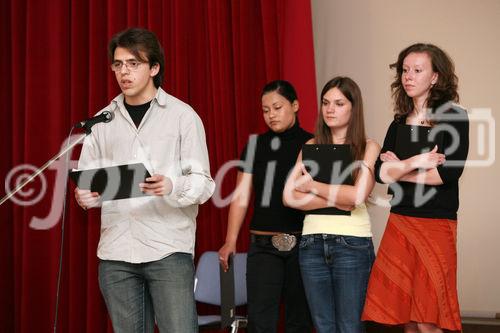 (C) fotodienst/Anna Rauchenberger - Wien, 09.05.2008 - Bundesministerium für europäische und internationale Angelegenheiten: Launch-Veranstaltung zu Alter Ego ? Europäischer Kunstwettbewerb für Jugendliche. FOTO: Beitrag von Schülern als Vertreter verschiedener Wiener Schulen, in denen europäische Sprachen unterrichtet werden 