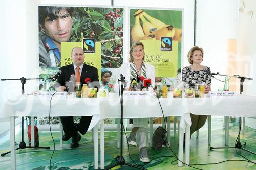 (C) fotodienst/Anna Rauchenberger - Wien, 07.05.2008 - FAIRTRADE konnte den Handelsumsatz im vergangenen Jahr auf 53 Millionen Euro steigern. Seit über drei Jahren wächst FAIRTRADE beständig im zweistelligen Bereich. Über alle Produktgruppen und Vertriebskanäle werden fair gehandelte Produkte verstärkt nachgefragt. Davon profiteren Kleinbauernfamilien und PlantagenarbeiterInnen in den Entwicklungsländern. FOTO v.l.: Mag. Hartwig Kirner (Geschäftsführer FAIRTRADE Österreich), Dr. Ursula Plassnik (BM für europäische und internationale Angelegenheiten), Mag. Birgit Reitbauer (Besitzerin und Geschäftsführerin Restaurant Steirereck GmbH)