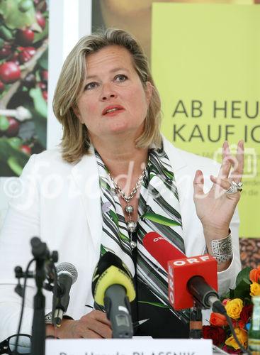 (C) fotodienst/Anna Rauchenberger - Wien, 07.05.2008 - FAIRTRADE konnte den Handelsumsatz im vergangenen Jahr auf 53 Millionen Euro steigern. Seit über drei Jahren wächst FAIRTRADE beständig im zweistelligen Bereich. Über alle Produktgruppen und Vertriebskanäle werden fair gehandelte Produkte verstärkt nachgefragt. Davon profiteren Kleinbauernfamilien und PlantagenarbeiterInnen in den Entwicklungsländern. FOTO: Dr. Ursula Plassnik (BM für europäische und internationale Angelegenheiten).