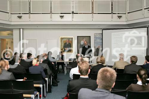 Der Rechtsanwalt Dr. Mathias Hellriegel (Rechtsanwälte Eggers und Malmendier, Berlin) vor dem Auditorium des Symposiums 