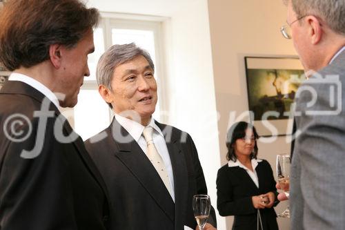 (C) fotodienst/Anna Rauchenberger - Wien, 05.05.2008 - Japan Österreich Jahr 2009 - Preisverleihung an die Gewinnerin des Logo-Wettbewerbs. FOTO v.l.: Botschafter Emil Brix (Leiter der Kulturpolitischen Sektion im Bundesministerium für europäische und internationale Angelegenheiten), S.E. Akio Tanaka (Japanischer Botschafter), Ges. Bernhard Zimburg