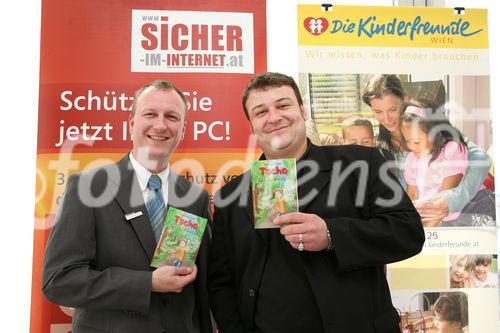 (C) fotodienst/Anna Rauchenberger - Wien, 30.4.2008 - Wiener Gratis Kinderbuch 'Tscho total vernetzt': Microsoft Österreich präsentiert ein neues Sicherheitsbuch für Volksschulkinder. Das Buch ist in Zusammenarbeit mit den Wiener Kinderfreunden und der Stadt Wien für den sicheren Umgang im Internet entstanden. FOTO v.l.: Gerhard Göschl (Sicherheitssprecher von Microsoft Österreich), Christoph Mauz (Kinderbuchautor)