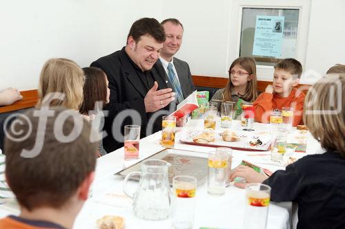 (C) fotodienst/Anna Rauchenberger - Wien, 30.4.2008 - Wiener Gratis Kinderbuch 'Tscho total vernetzt': Microsoft Österreich präsentiert ein neues Sicherheitsbuch für Volksschulkinder. Das Buch ist in Zusammenarbeit mit den Wiener Kinderfreunden und der Stadt Wien für den sicheren Umgang im Internet entstanden. FOTO: Christoph Mauz (Kinderbuchautor), Gerhard Göschl (Sicherheitssprecher von Microsoft Österreich). Kinder hören Auszüge aus dem neuen Buch.