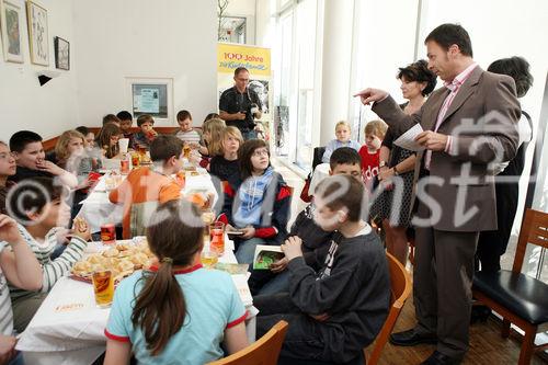 (C) fotodienst/Anna Rauchenberger - Wien, 30.4.2008 - Wiener Gratis Kinderbuch 'Tscho total vernetzt': Microsoft Österreich präsentiert ein neues Sicherheitsbuch für Volksschulkinder. Das Buch ist in Zusammenarbeit mit den Wiener Kinderfreunden und der Stadt Wien für den sicheren Umgang im Internet entstanden.