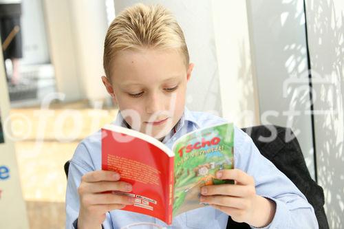 (C) fotodienst/Anna Rauchenberger - Wien, 30.4.2008 - Wiener Gratis Kinderbuch 'Tscho total vernetzt': Microsoft Österreich präsentiert ein neues Sicherheitsbuch für Volksschulkinder. Das Buch ist in Zusammenarbeit mit den Wiener Kinderfreunden und der Stadt Wien für den sicheren Umgang im Internet entstanden. FOTO: Interessierter Schüler schmökert im neuen Buch.