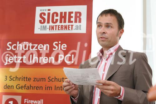 (C) fotodienst/Anna Rauchenberger - Wien, 30.4.2008 - Wiener Gratis Kinderbuch 'Tscho total vernetzt': Microsoft Österreich präsentiert ein neues Sicherheitsbuch für Volksschulkinder. Das Buch ist in Zusammenarbeit mit den Wiener Kinderfreunden und der Stadt Wien für den sicheren Umgang im Internet entstanden. FOTO: Thomas Lutz (Unternehmenssprecher, Mitglied der Geschäftsleitung, Microsoft Österreich).