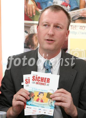 (C) fotodienst/Anna Rauchenberger - Wien, 30.4.2008 - Wiener Gratis Kinderbuch 'Tscho total vernetzt': Microsoft Österreich präsentiert ein neues Sicherheitsbuch für Volksschulkinder. Das Buch ist in Zusammenarbeit mit den Wiener Kinderfreunden und der Stadt Wien für den sicheren Umgang im Internet entstanden. FOTO: Gerhard Göschl (Sicherheitssprecher von Microsoft Österreich)