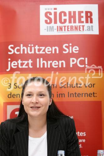 (C) fotodienst/Anna Rauchenberger - Wien, 30.4.2008 - Wiener Gratis Kinderbuch 'Tscho total vernetzt': Microsoft Österreich präsentiert ein neues Sicherheitsbuch für Volksschulkinder. Das Buch ist in Zusammenarbeit mit den Wiener Kinderfreunden und der Stadt Wien für den sicheren Umgang im Internet entstanden. FOTO: Barbara Novak (Abg. zum Wiener Landtag, Vorsitzende des Wiener Bildungsservers)