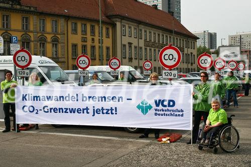 Der Verkehrsclub Deutschland rief zur Aktion für mehr Klimaschutz im Verkehr auf. Als Aktionsort wurde ein Parkplatz des Mühlendamms ausgewählt. (C)Fotodienst/Jan-Paul Kupser