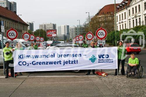 Der Verkehrsclub Deutschland rief zur Aktion für mehr Klimaschutz im Verkehr auf. Als Aktionsort wurde ein Parkplatz des Mühlendamms ausgewählt. (C)Fotodienst/Jan-Paul Kupser