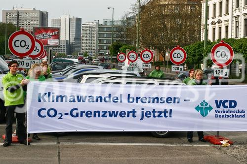 Der Verkehrsclub Deutschland rief zur Aktion für mehr Klimaschutz im Verkehr auf. Als Aktionsort wurde ein Parkplatz des Mühlendamms ausgewählt. (C)Fotodienst/Jan-Paul Kupser