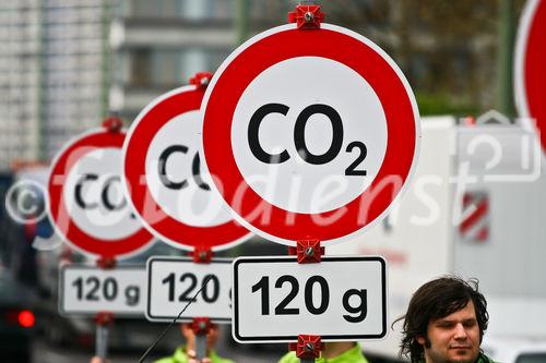 Der Verkehrsclub Deutschland rief zur Aktion für mehr Klimaschutz im Verkehr auf. Als Aktionsort wurde ein Parkplatz des Mühlendamms ausgewählt. (C)Fotodienst/Jan-Paul Kupser