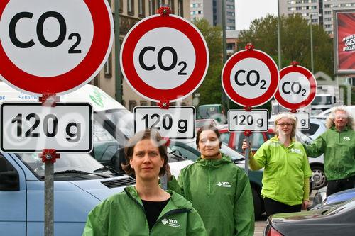 Der Verkehrsclub Deutschland rief zur Aktion für mehr Klimaschutz im Verkehr auf. Als Aktionsort wurde ein Parkplatz des Mühlendamms ausgewählt. (C)Fotodienst/Jan-Paul Kupser