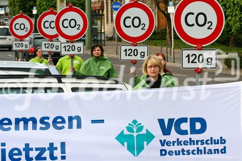 Der Verkehrsclub Deutschland rief zur Aktion für mehr Klimaschutz im Verkehr auf. Als Aktionsort wurde ein Parkplatz des Mühlendamms ausgewählt. (C)Fotodienst/Jan-Paul Kupser