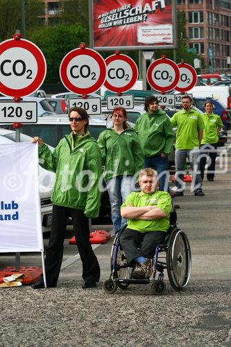 Der Verkehrsclub Deutschland rief zur Aktion für mehr Klimaschutz im Verkehr auf. Als Aktionsort wurde ein Parkplatz des Mühlendamms ausgewählt. (C)Fotodienst/Jan-Paul Kupser