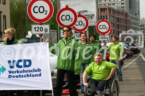 Der Verkehrsclub Deutschland rief zur Aktion für mehr Klimaschutz im Verkehr auf. Als Aktionsort wurde ein Parkplatz des Mühlendamms ausgewählt. (C)Fotodienst/Jan-Paul Kupser