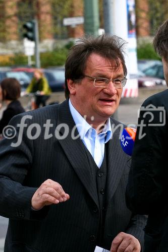 Gerd Lottsiepen - verkehrspolitischer Sprecher des Verkehrsclub Deutschland - im Interview mit Medien, die dem Aufruf der VCD-Aktion für mehr Klimaschutz im Verkehr gefolgt sind.
(C)Fotodienst/Jan-Paul Kupser