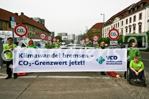 Der Verkehrsclub Deutschland rief zur Aktion für mehr Klimaschutz im Verkehr auf. Als Aktionsort wurde ein Parkplatz des Mühlendamms ausgewählt. (C)Fotodienst/Jan-Paul Kupser