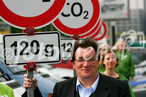 Gerd Lottsiepen - verkehrspolitischer Sprecher des VCD - bei der Aktion des Verkehrsclub Deutschland: 