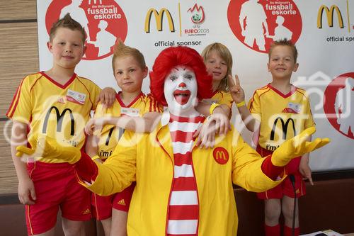 McDonalds Escorte Bundesländer Tour zur Euro 2008 mit Martin Hiden in McDonalds Filale Klagenfurt

Foto: Johannes Puch / Fotodienst
