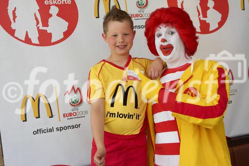 McDonalds Escorte Bundesländer Tour zur Euro 2008 mit Martin Hiden in McDonalds Filale Klagenfurt

Foto: Johannes Puch / Fotodienst
