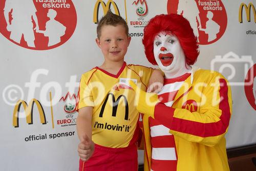 McDonalds Escorte Bundesländer Tour zur Euro 2008 mit Martin Hiden in McDonalds Filale Klagenfurt

Foto: Johannes Puch / Fotodienst
