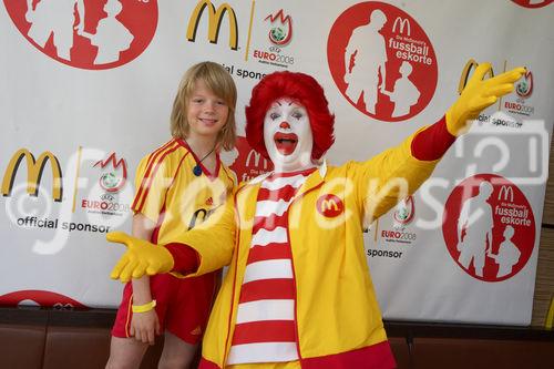 McDonalds Escorte Bundesländer Tour zur Euro 2008 mit Martin Hiden in McDonalds Filale Klagenfurt

Foto: Johannes Puch / Fotodienst
