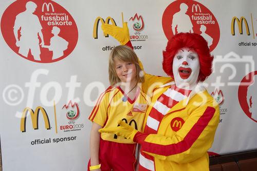 McDonalds Escorte Bundesländer Tour zur Euro 2008 mit Martin Hiden in McDonalds Filale Klagenfurt

Foto: Johannes Puch / Fotodienst
