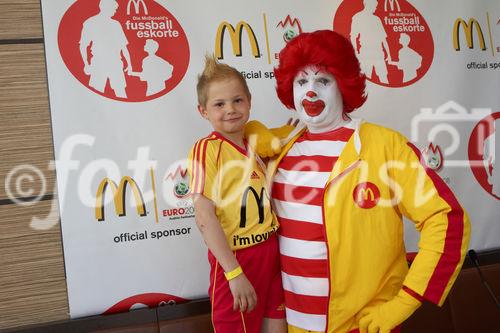 McDonalds Escorte Bundesländer Tour zur Euro 2008 mit Martin Hiden in McDonalds Filale Klagenfurt

Foto: Johannes Puch / Fotodienst
