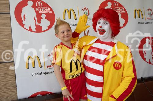 McDonalds Escorte Bundesländer Tour zur Euro 2008 mit Martin Hiden in McDonalds Filale Klagenfurt

Foto: Johannes Puch / Fotodienst
