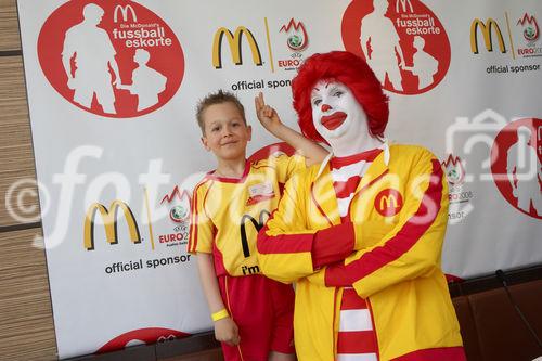 McDonalds Escorte Bundesländer Tour zur Euro 2008 mit Martin Hiden in McDonalds Filale Klagenfurt

Foto: Johannes Puch / Fotodienst
