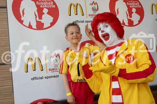 McDonalds Escorte Bundesländer Tour zur Euro 2008 mit Martin Hiden in McDonalds Filale Klagenfurt

Foto: Johannes Puch / Fotodienst
