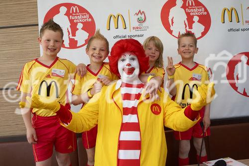 McDonalds Escorte Bundesländer Tour zur Euro 2008 mit Martin Hiden in McDonalds Filale Klagenfurt

Foto: Johannes Puch / Fotodienst
