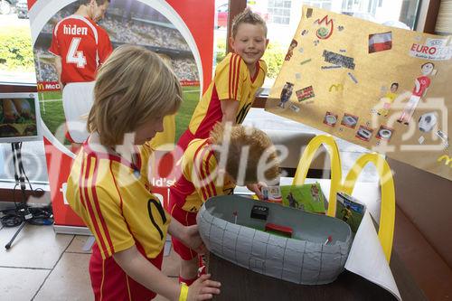 McDonalds Escorte Bundesländer Tour zur Euro 2008 mit Martin Hiden in McDonalds Filale Klagenfurt

Foto: Johannes Puch / Fotodienst
