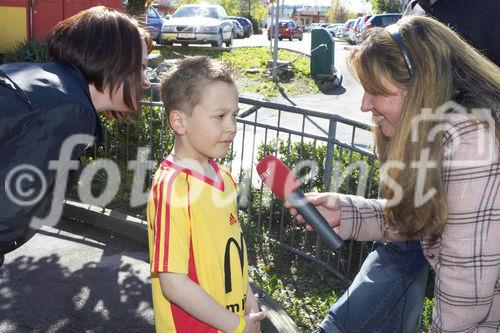 McDonalds Escorte Bundesländer Tour zur Euro 2008 mit Martin Hiden in McDonalds Filale Klagenfurt

Foto: Johannes Puch / Fotodienst
