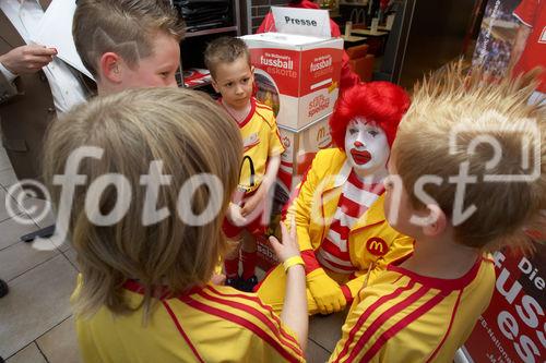 McDonalds Escorte Bundesländer Tour zur Euro 2008 mit Martin Hiden in McDonalds Filale Klagenfurt

Foto: Johannes Puch / Fotodienst
