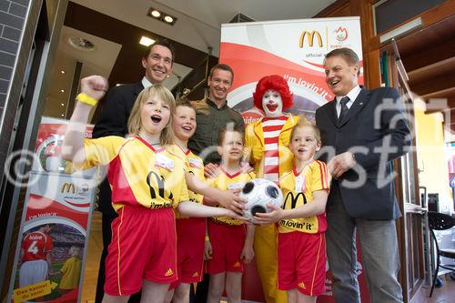 McDonalds Escorte Bundesländer Tour zur Euro 2008 mit Martin Hiden in McDonalds Filale Klagenfurt

Foto: Johannes Puch / Fotodienst
