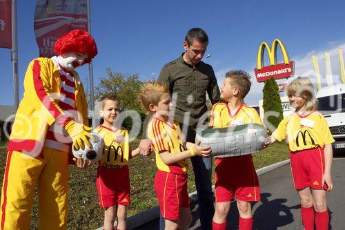 McDonalds Escorte Bundesländer Tour zur Euro 2008 mit Martin Hiden in McDonalds Filale Klagenfurt

Foto: Johannes Puch / Fotodienst
